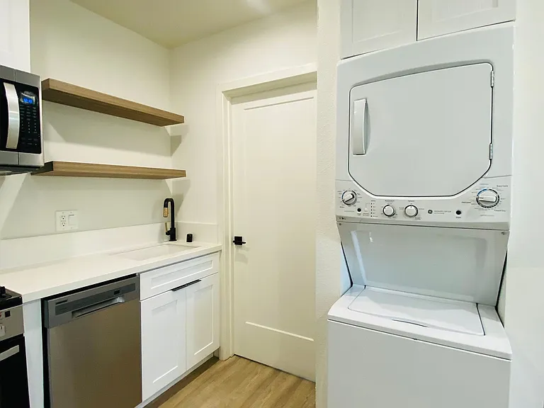 2224 Oak St — Photo 5
