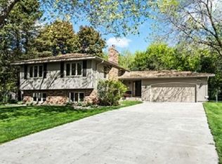 2505 Galtier Cir, Roseville, MN 55113