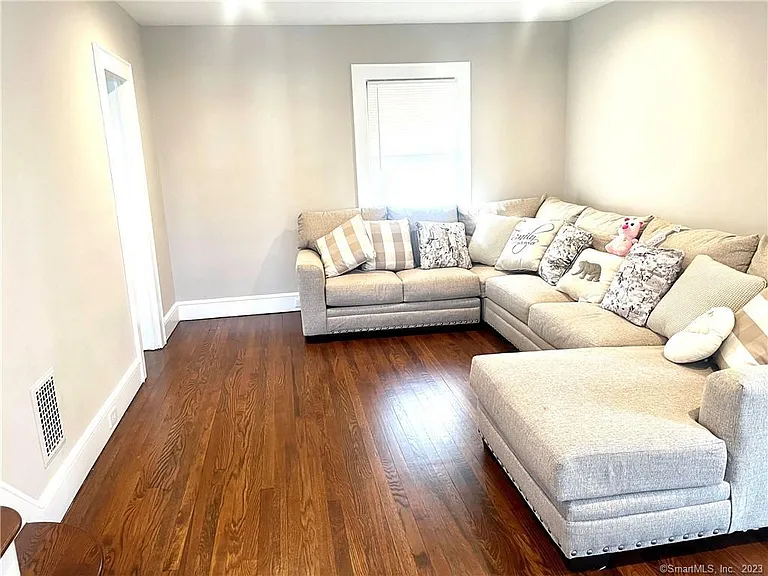 231 Nichols Ave — Photo 4