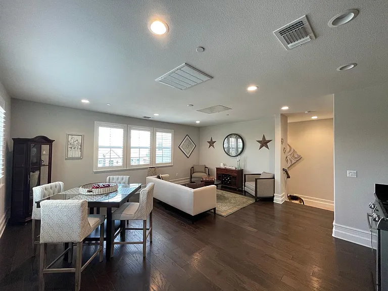 Silver Oaks Ln — Photo 7