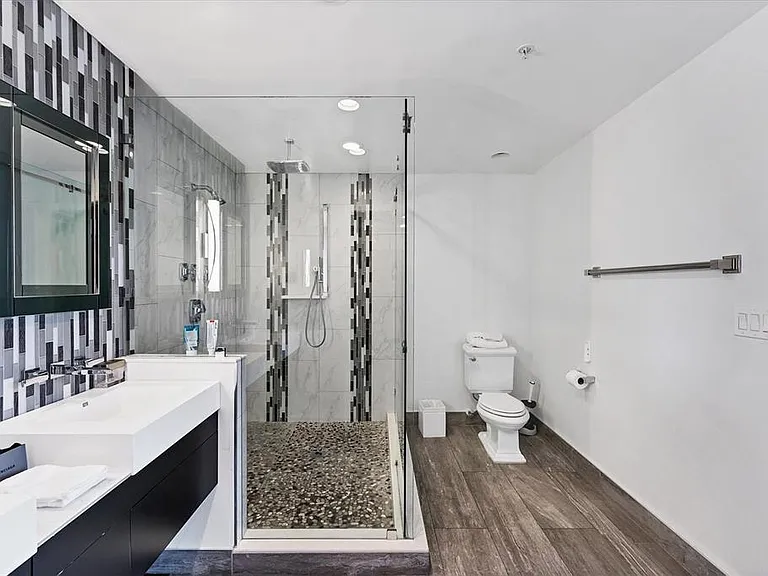 525 E Jackson St #302 — Photo 23