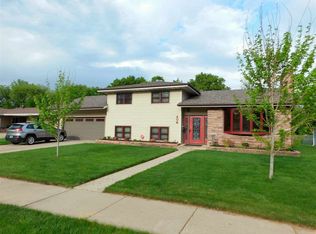 406 11th St NW, Minot, ND 58703
