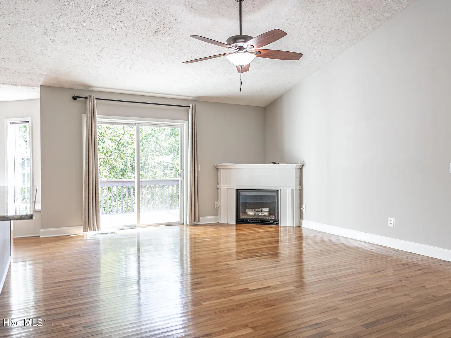 3 bed, 2.0 bath, $2,200 — Photo 4