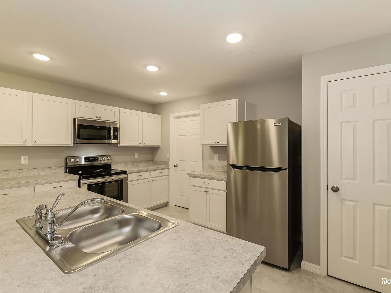 3 bed, 2.0 bath, 1399 sqft, $1,685 — Photo 3