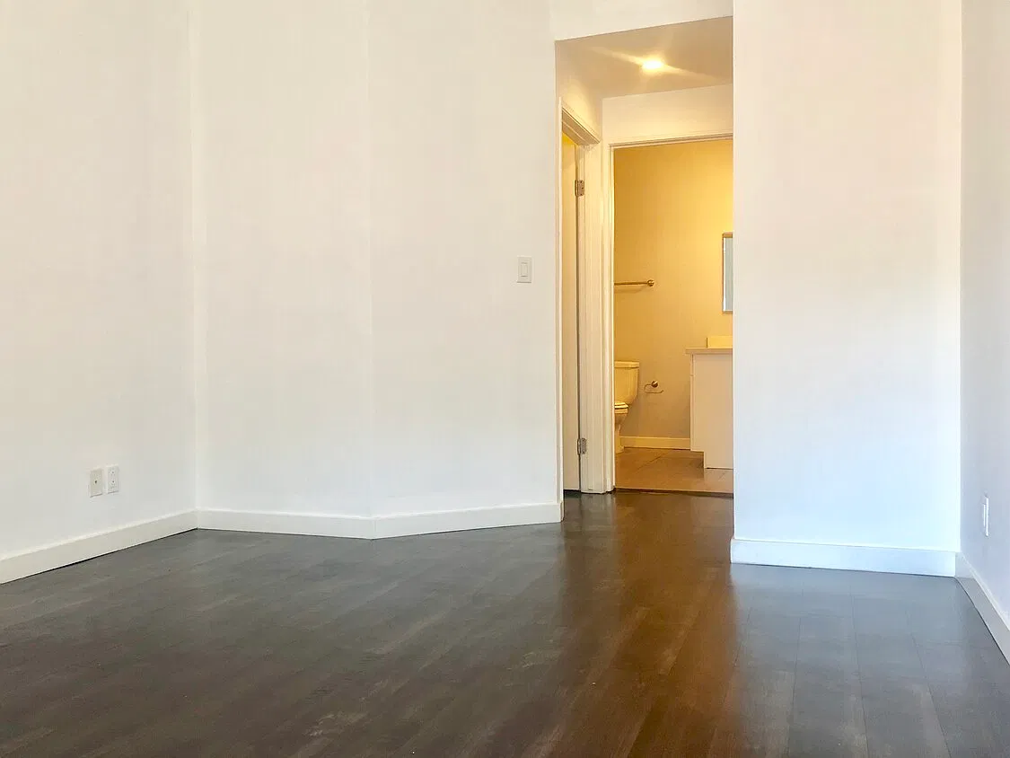 909 N Gardner St — Photo 4