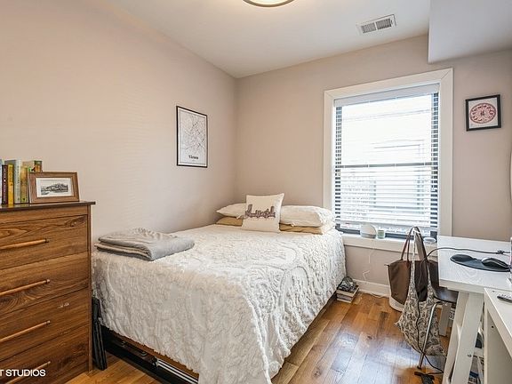 3rd image of 922 W Oakdale Ave APT 2N