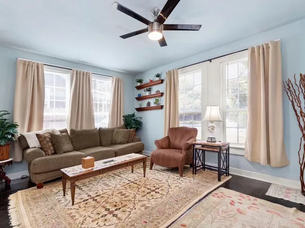 1030 W Russell Pl, San Antonio, TX