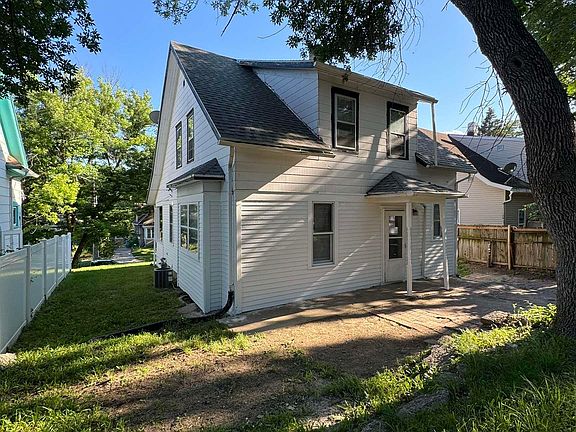 2nd image of 1911 Villa Ave