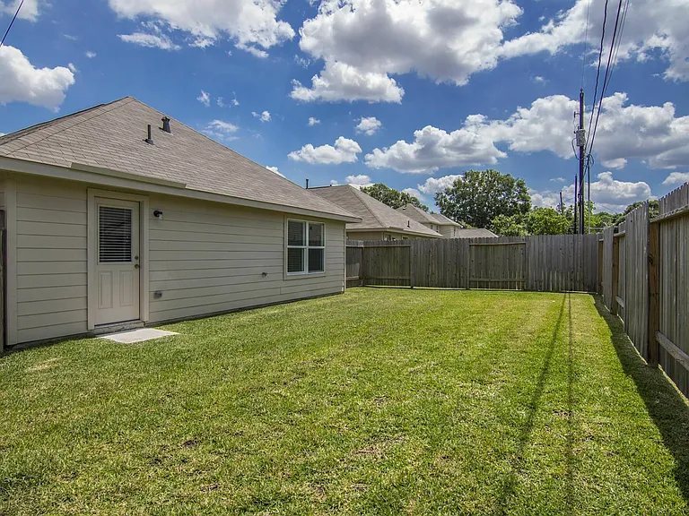 6306 Heffernan St — Photo 13