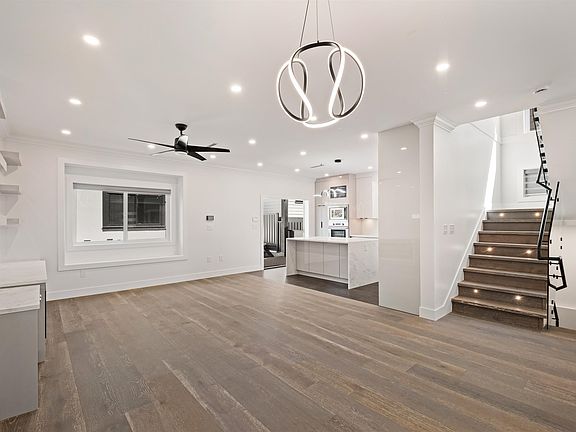 3rd image of 812 Montroyal Blvd
