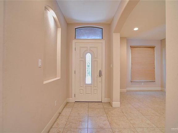 3rd image of 613 E Thornhill Ave