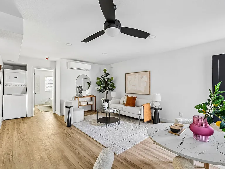 The Crest |NEWLY Renovated Studios, Lofts, 1, 2 & 3 Bedroom Homes Near the Beach — Photo 19