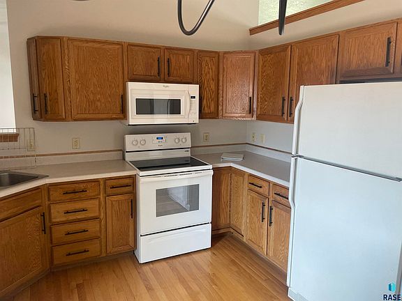 2nd image of 814 S Juneau Ln
