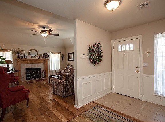 Lovely entryway, open floorplan