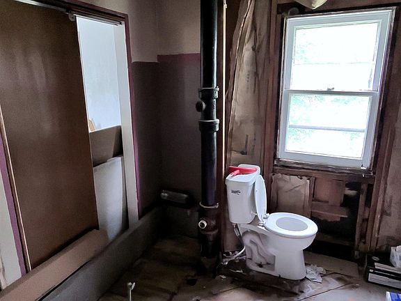 5th image of 224 S Leonard St