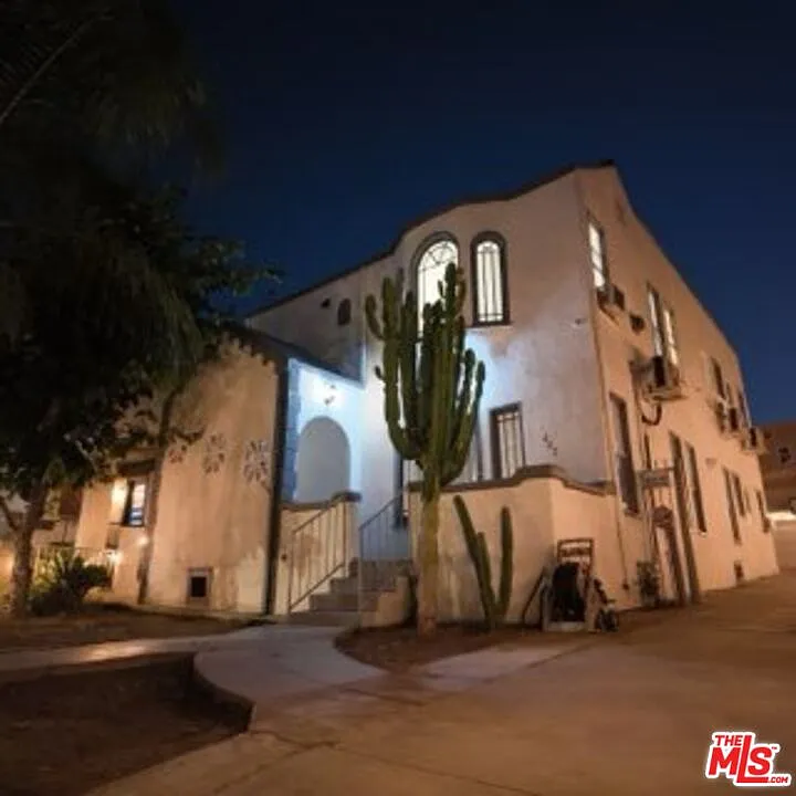 3 bed, 2.0 bath, 1030 sqft, $3,400 — Photo 2