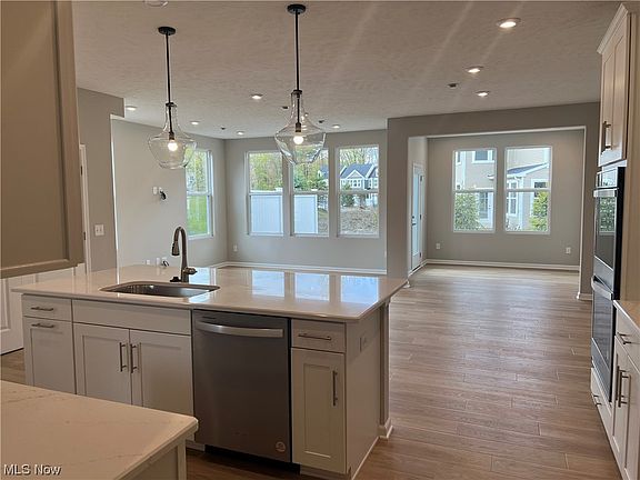 4th image of 774 N Greenway Dr