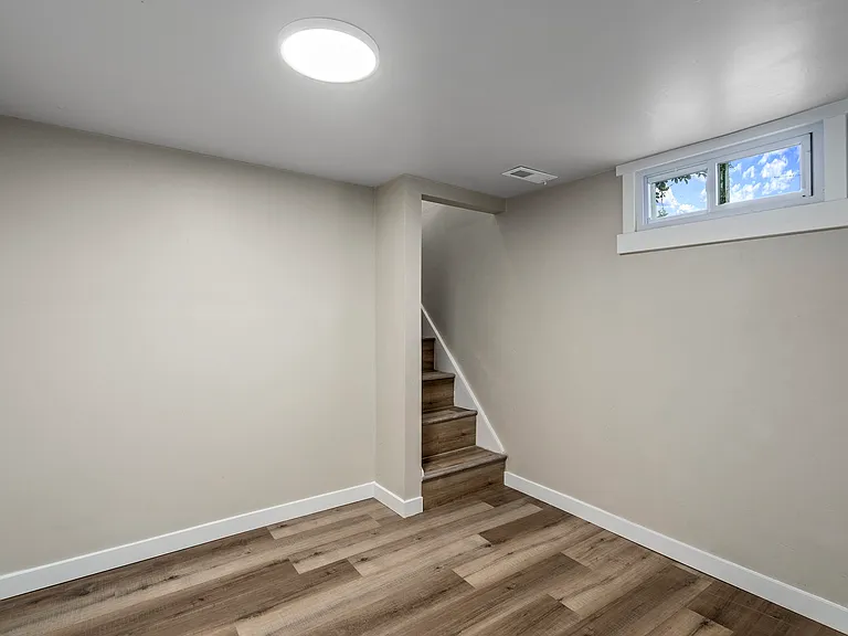 697 N 200 W — Photo 23