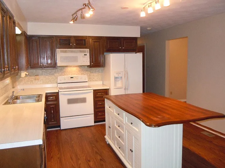 370 Winding Way — Photo 8