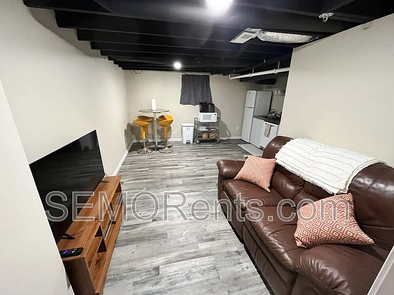 2 bed, 1.0 bath, $1,295 — Photo 2