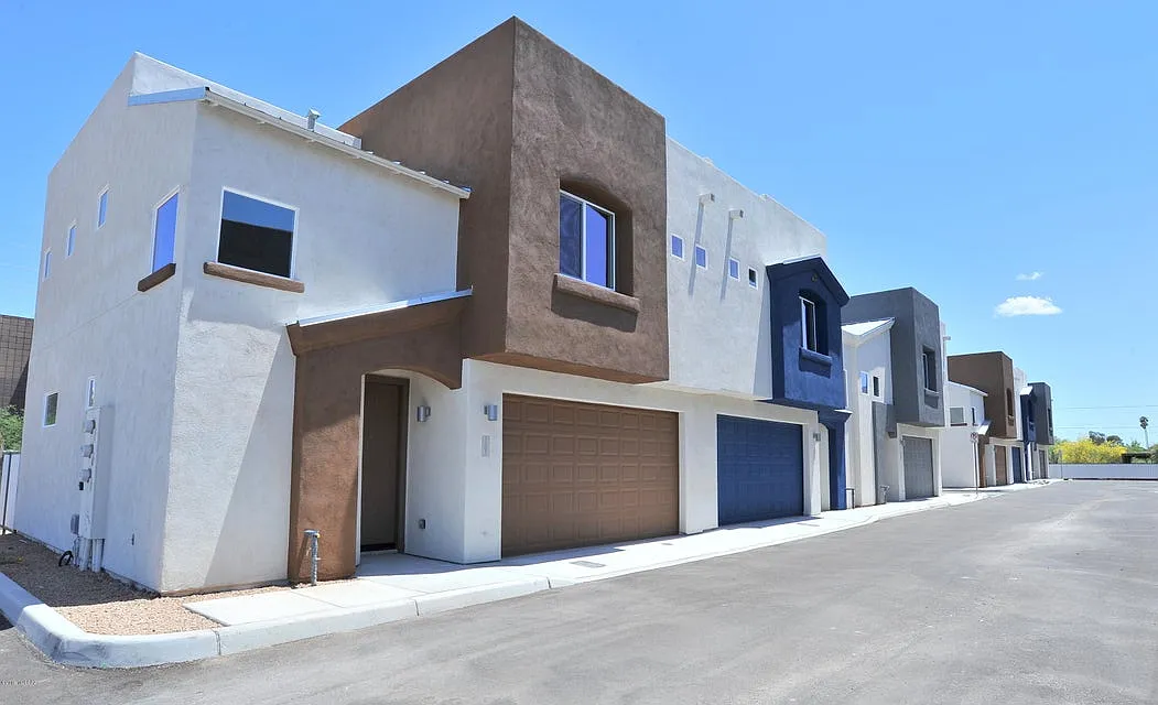 1218 E Blacklidge Dr — Photo 1