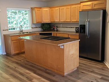 New flooring & stainless appliances
