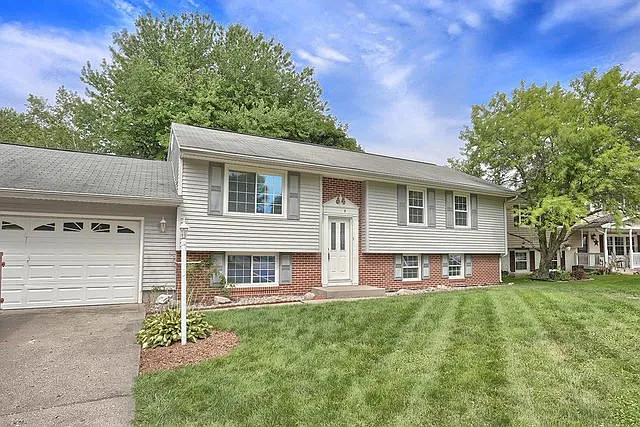 2 Joyce Ln photo 1