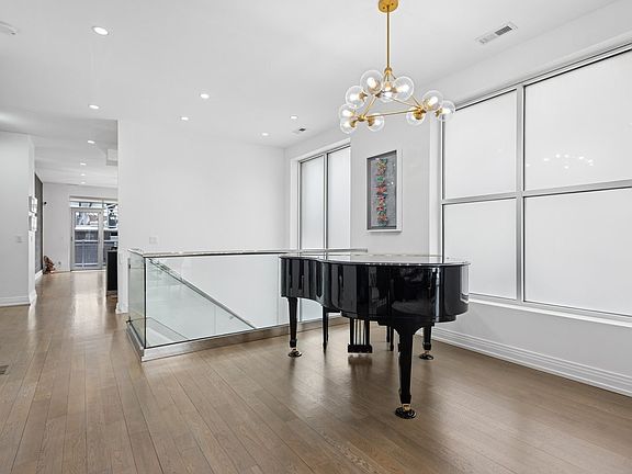 5th image of 1437 W Diversey Pkwy APT 1W
