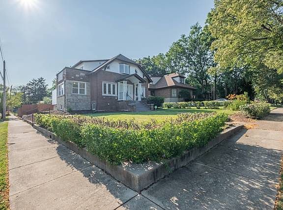 2nd image of 234 S Michigan Ave