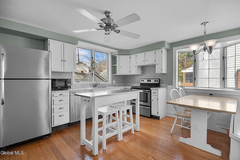 3rd image of 25 Forest Road