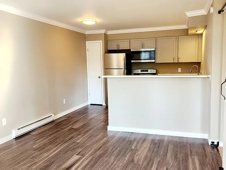 Jr 1bd Entry Living Room