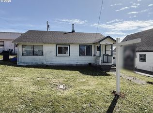 827 E 11th St, Coquille, OR