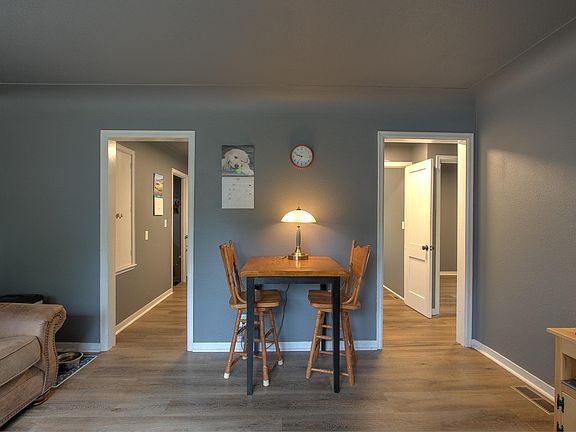 5th image of 225 Wood St N