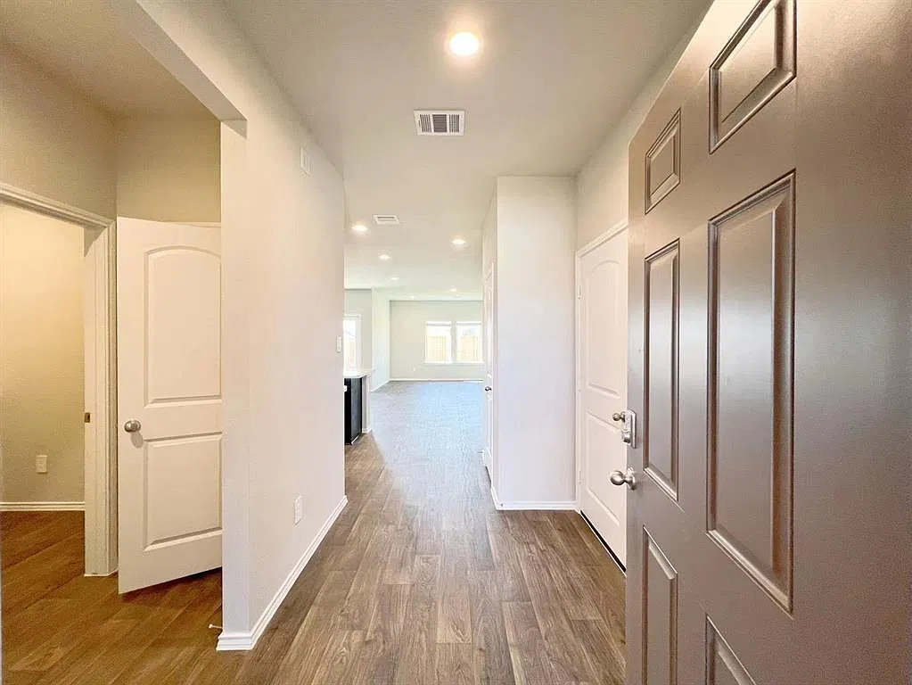 4 bed, 3.0 bath, 2311 sqft, $1,950 — Photo 3
