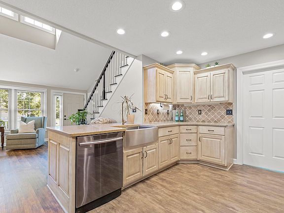 5th image of 112 Stonington Pl