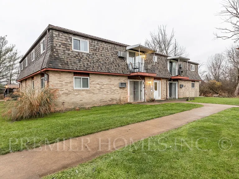 821 Constitution Ave — Photo 4