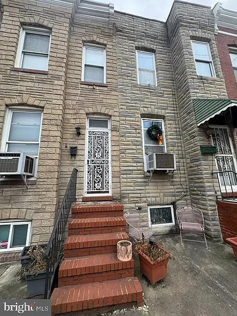 2 bed, 1.0 bath, 1044 sqft, $1,950 — Photo 1