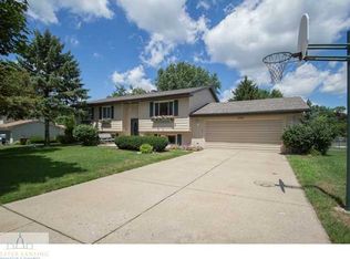 389 Burr Oak Dr, Dimondale, MI 48821