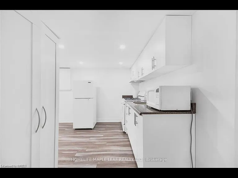 17 Villeneuve Cres — Photo 8