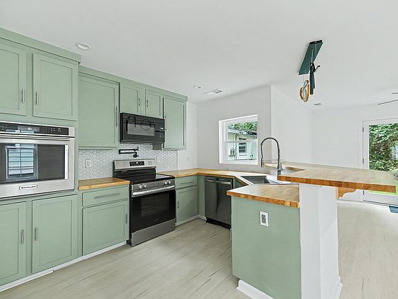 4th image of 2709 Henry St
