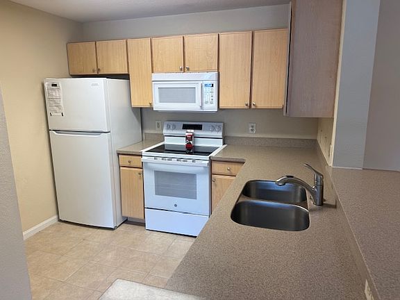 5th image of 940 Village Trl Unit 8-201