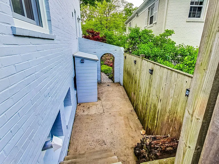 4831 Calvert St NW — Photo 42