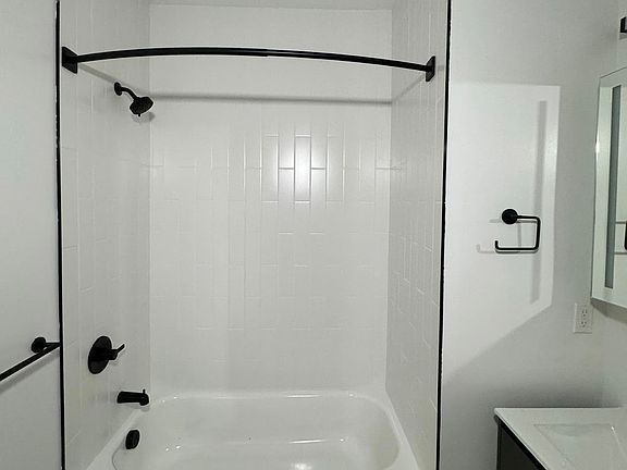 4th image of 39-40 Madison St #212