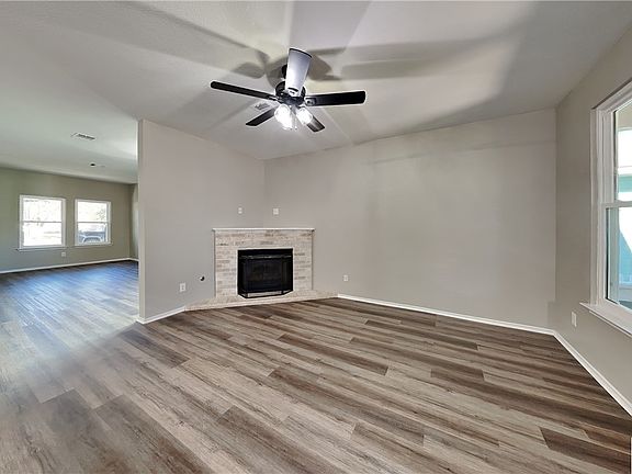 3rd image of 215 N Lynnwood Trl