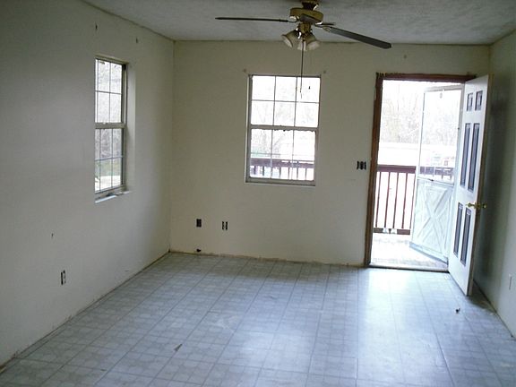 4th image of 212 Walker St