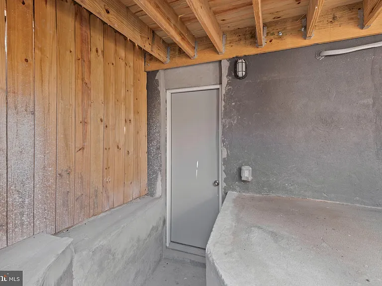 2219 E Chase St — Photo 59