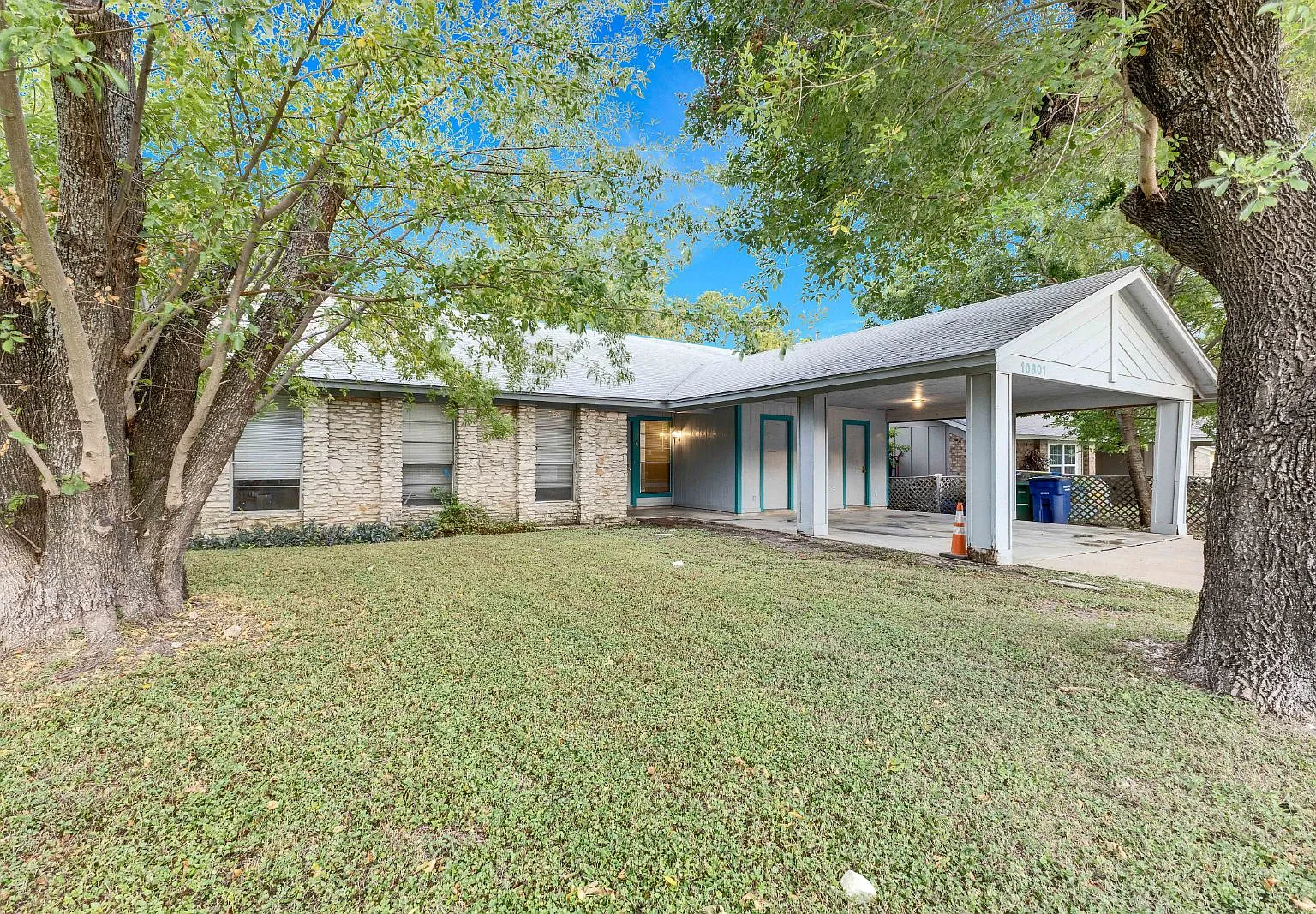 2 bed, 1.0 bath, 1033 sqft, $1,350 — Photo 2