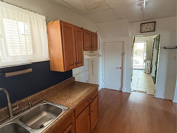3rd image of 1507 Saint Clair Ave