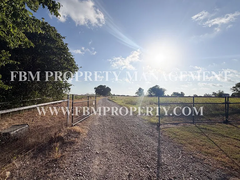 633 Mosley Rd — Photo 3