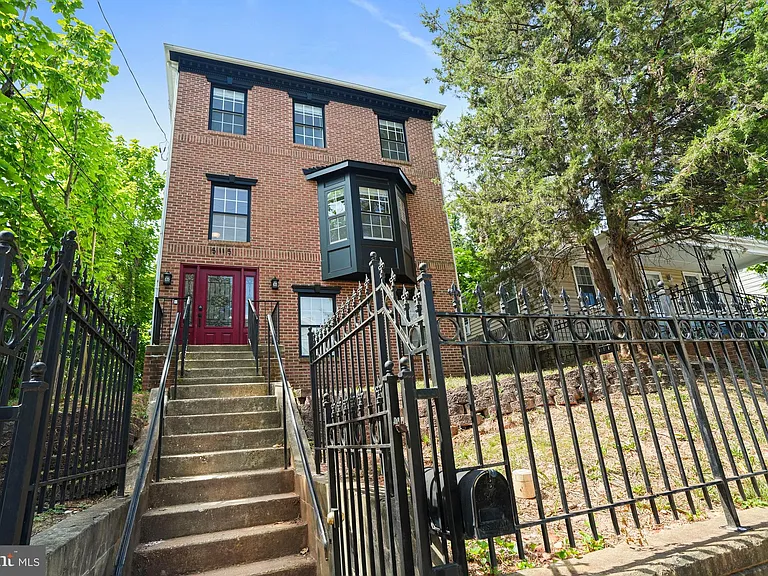 5115 Bass Pl SE — Photo 1